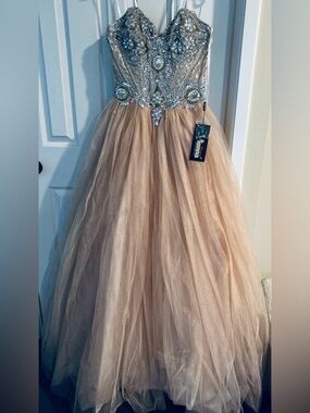 Vienna Prom Champagne Corset specialized prom/quinceañera gown. NWT. Metallic